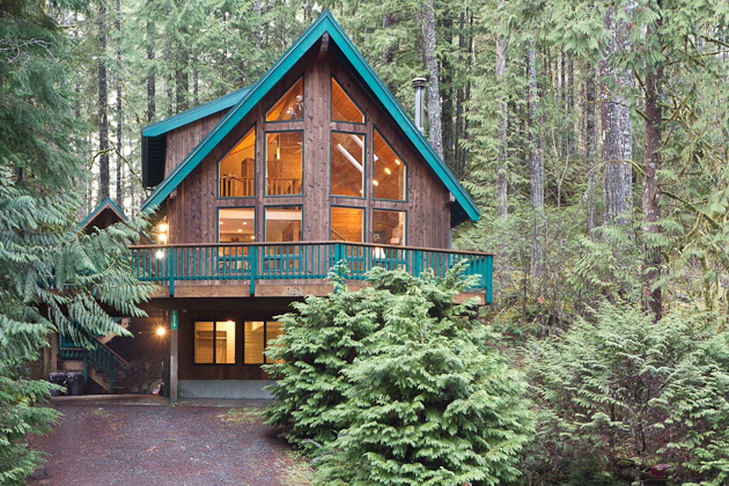 Cabin Rental with Hot Tub in Glacier