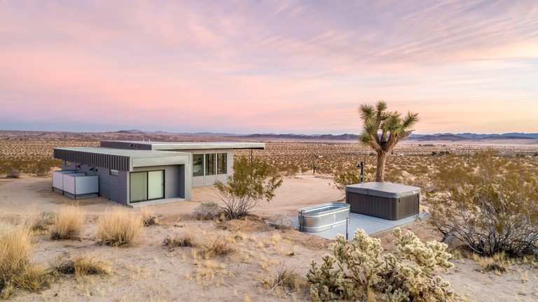 Spectacular Vacation Retal with Hot-tub and Stunning views of the desert in Joshua Tree, California