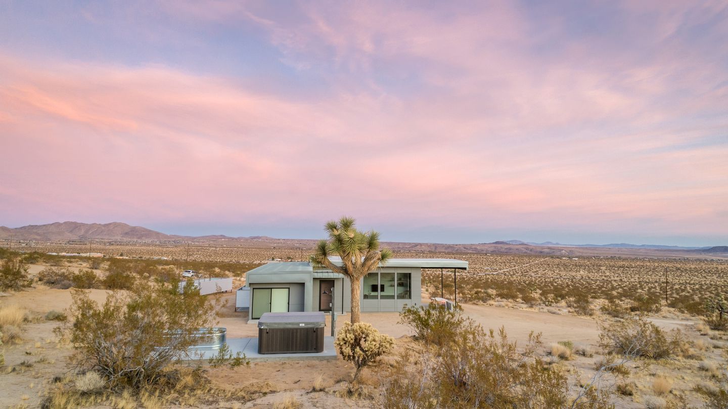 Spectacular Vacation Retal with Hot-tub and Stunning views of the desert in Joshua Tree, California