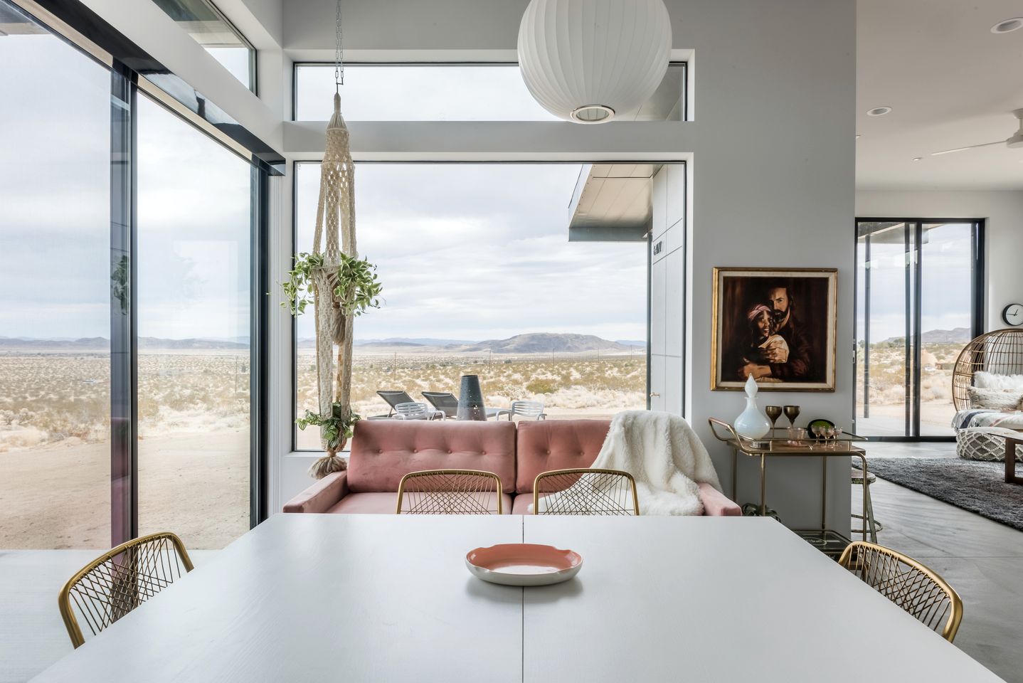 Spectacular Vacation Retal with Hot-tub and Stunning views of the desert in Joshua Tree, California