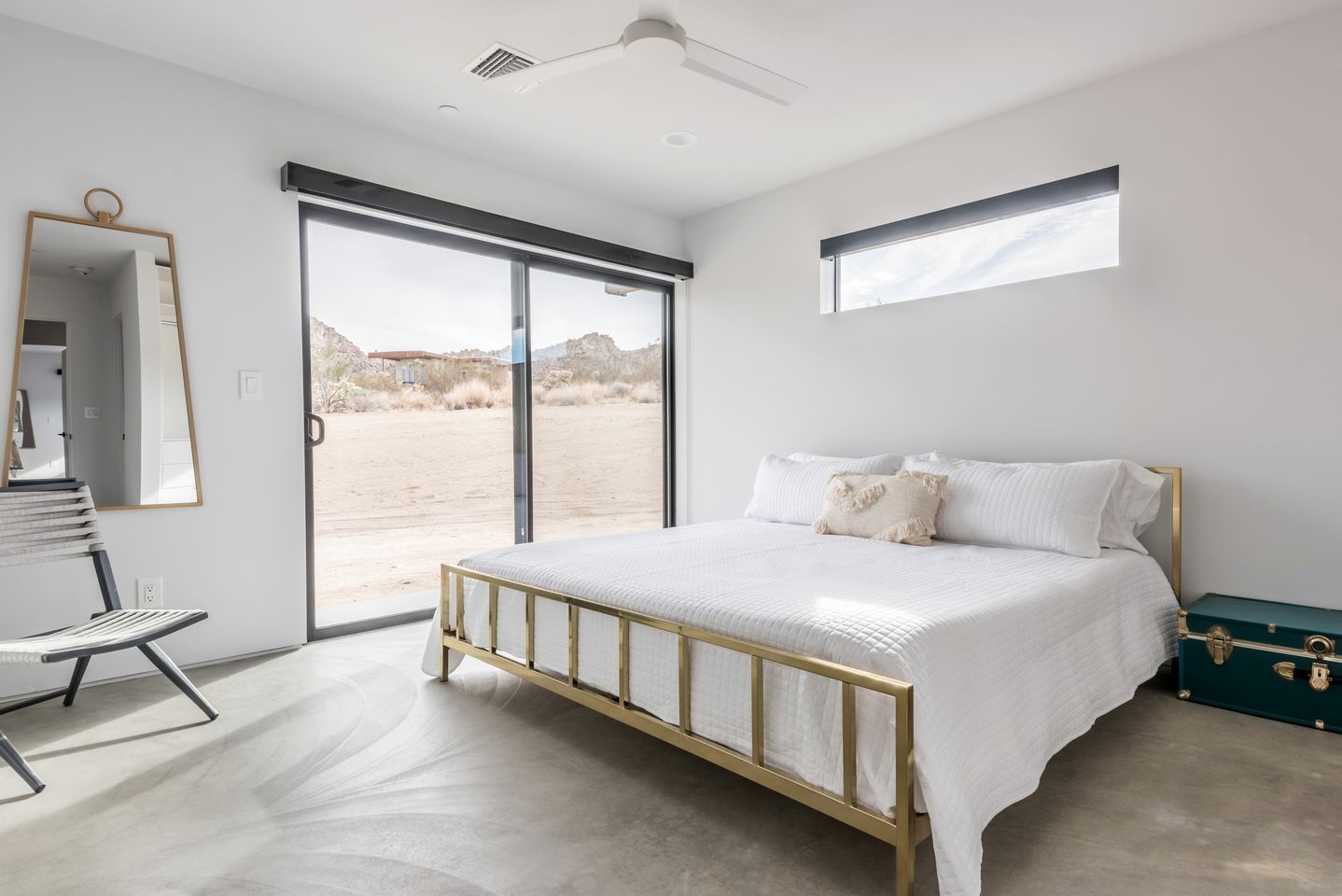 Spectacular Vacation Retal with Hot-tub and Stunning views of the desert in Joshua Tree, California