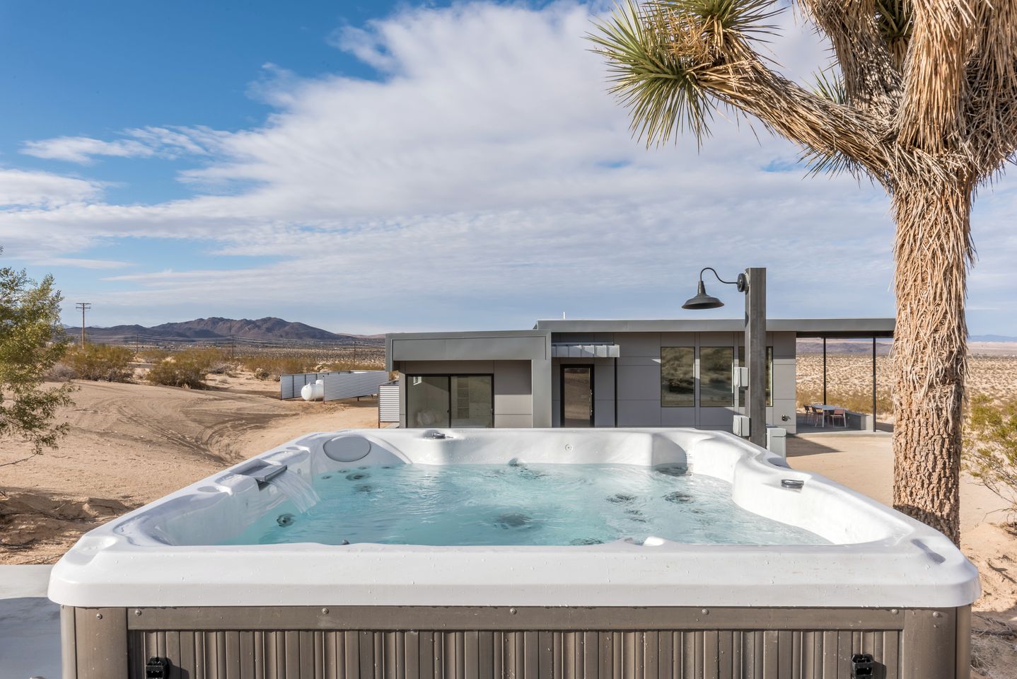 Spectacular Vacation Retal with Hot-tub and Stunning views of the desert in Joshua Tree, California