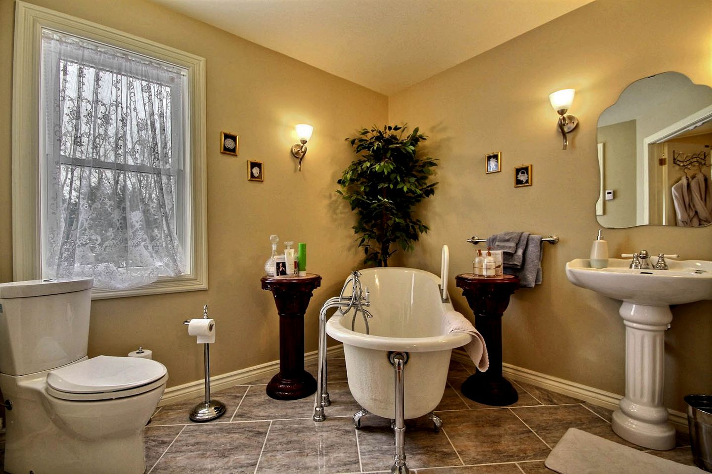 Romantic Getaway with a Relaxing Soaking Tub in Winchester, Ontario