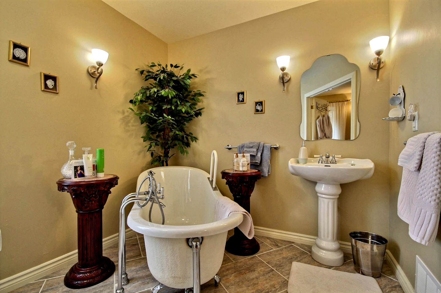 Romantic Getaway with a Relaxing Soaking Tub in Winchester, Ontario