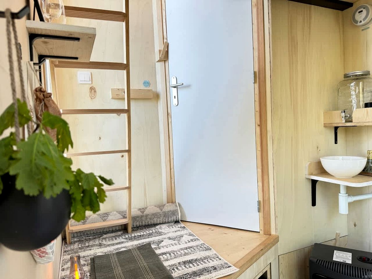 Eco-Friendly Tiny Home with Panoramic Mountain Views near Chambaran, Isère