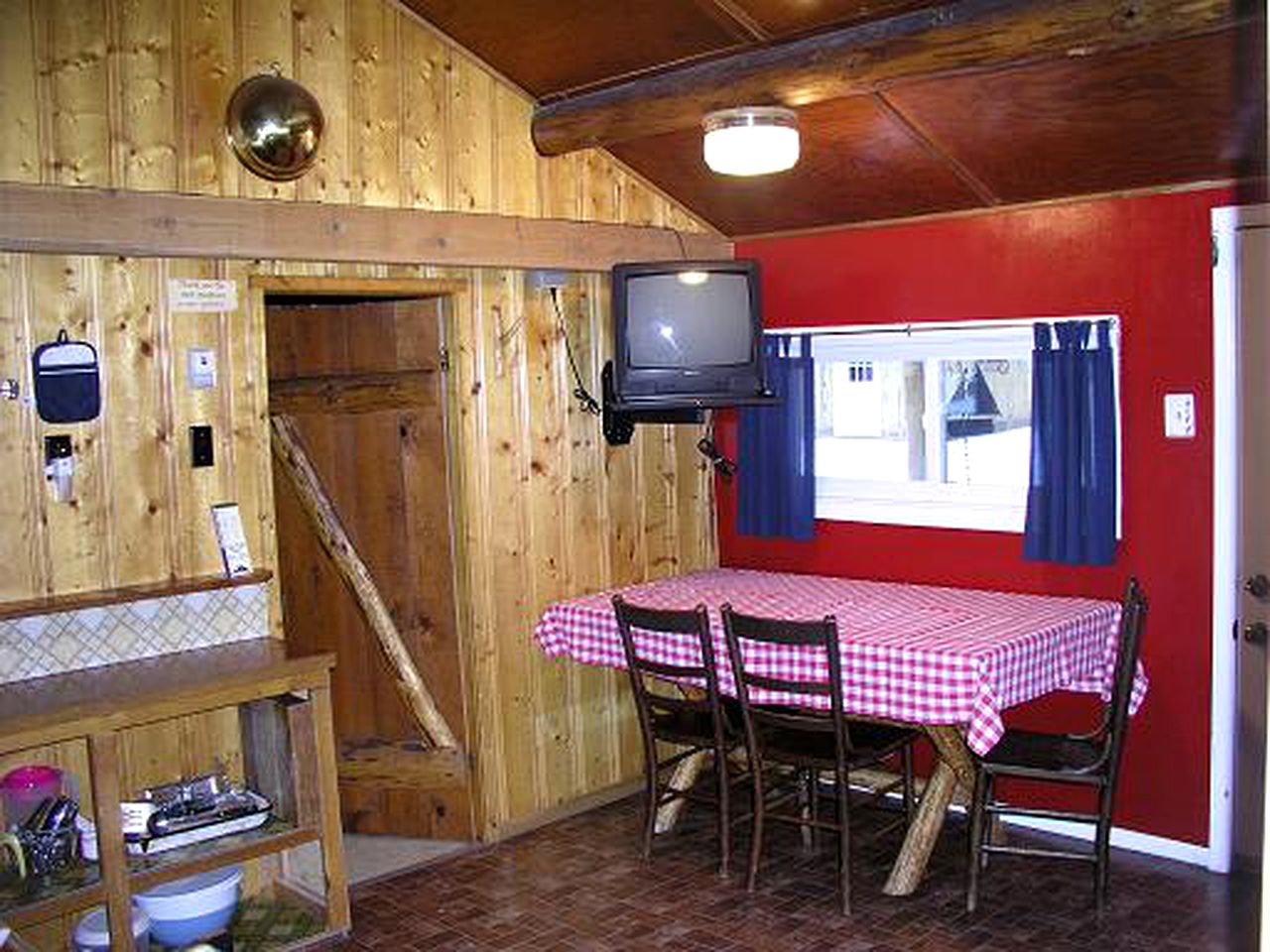 Splendid Log Cabin Rental with a Covered Porch near Crystal Peak in Colorado