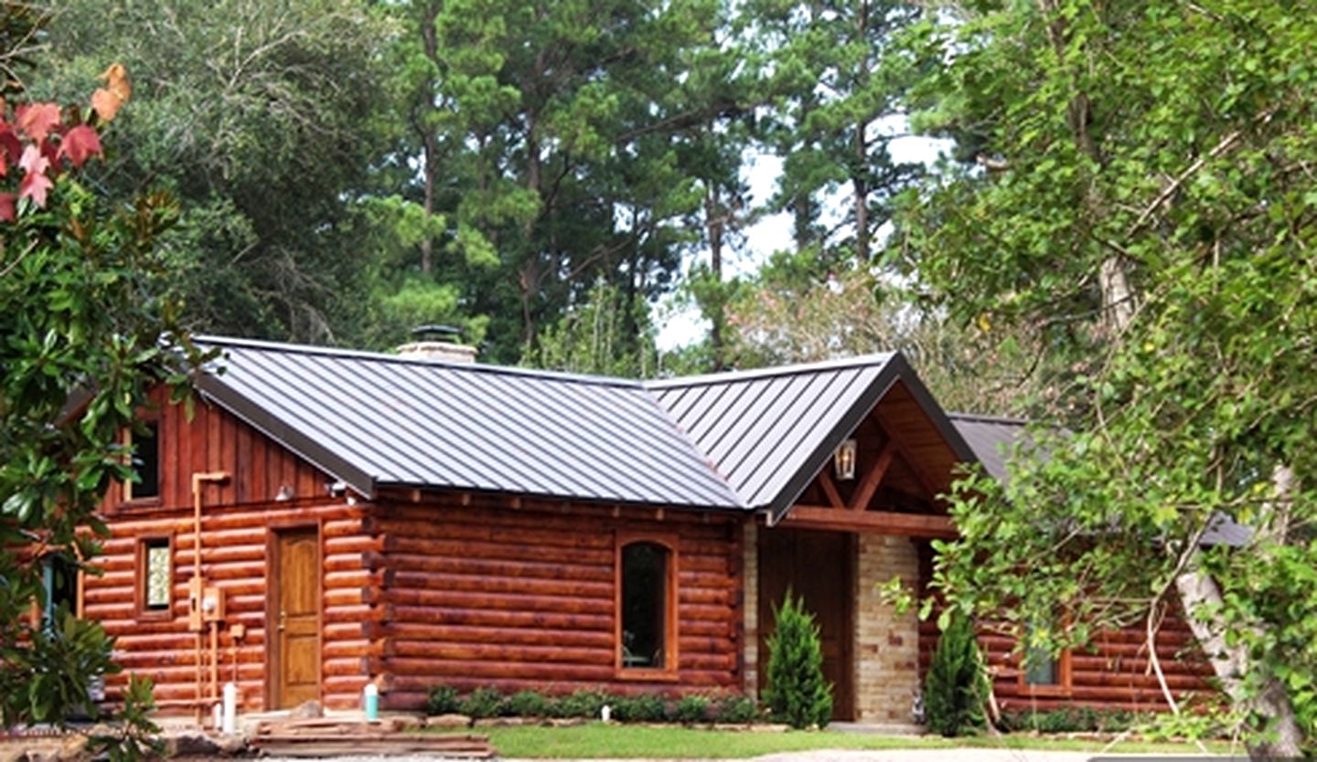 Rustic Lodge Getaway with Large Patio and Pond near Lufkin, Texas