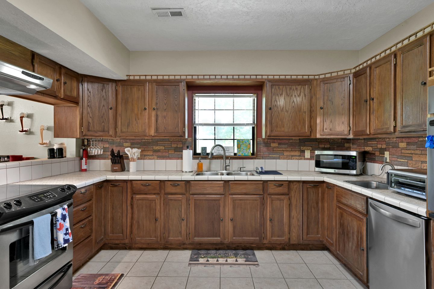 Spacious Texas Ranch Retreat with Cowboy Pool and Fire Pit Near Lake Livingston, Coldspring TX