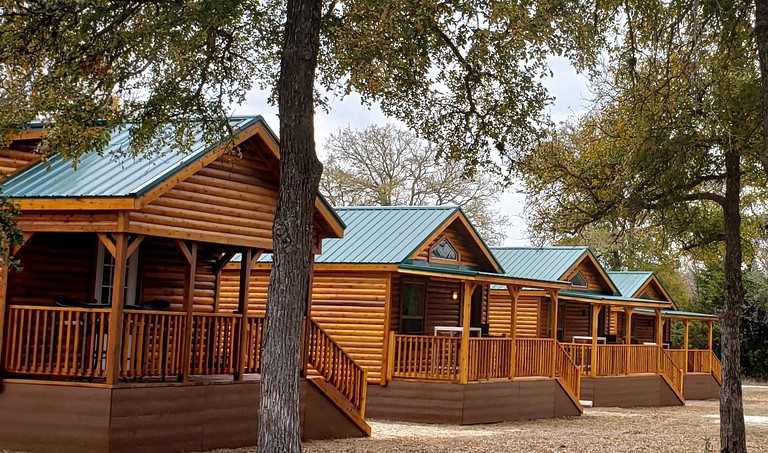 12 One Bedroom Log Cabin for Family and Pet Friendly Glamping in Pipe Creek, Texas | Cabins (Pipe Creek, Texas, United States of America)