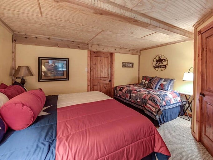 Outstanding Cozy Cabin Close to Fantastic Hiking Trails in Round Top, Texas