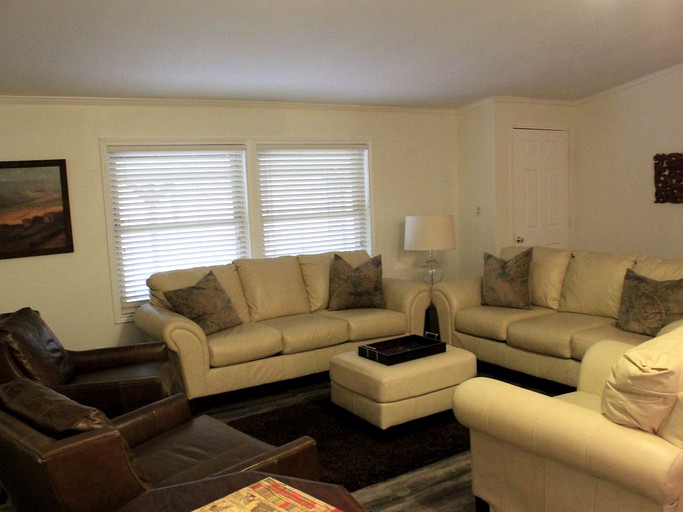 Cabins (Sadler, Texas, United States)