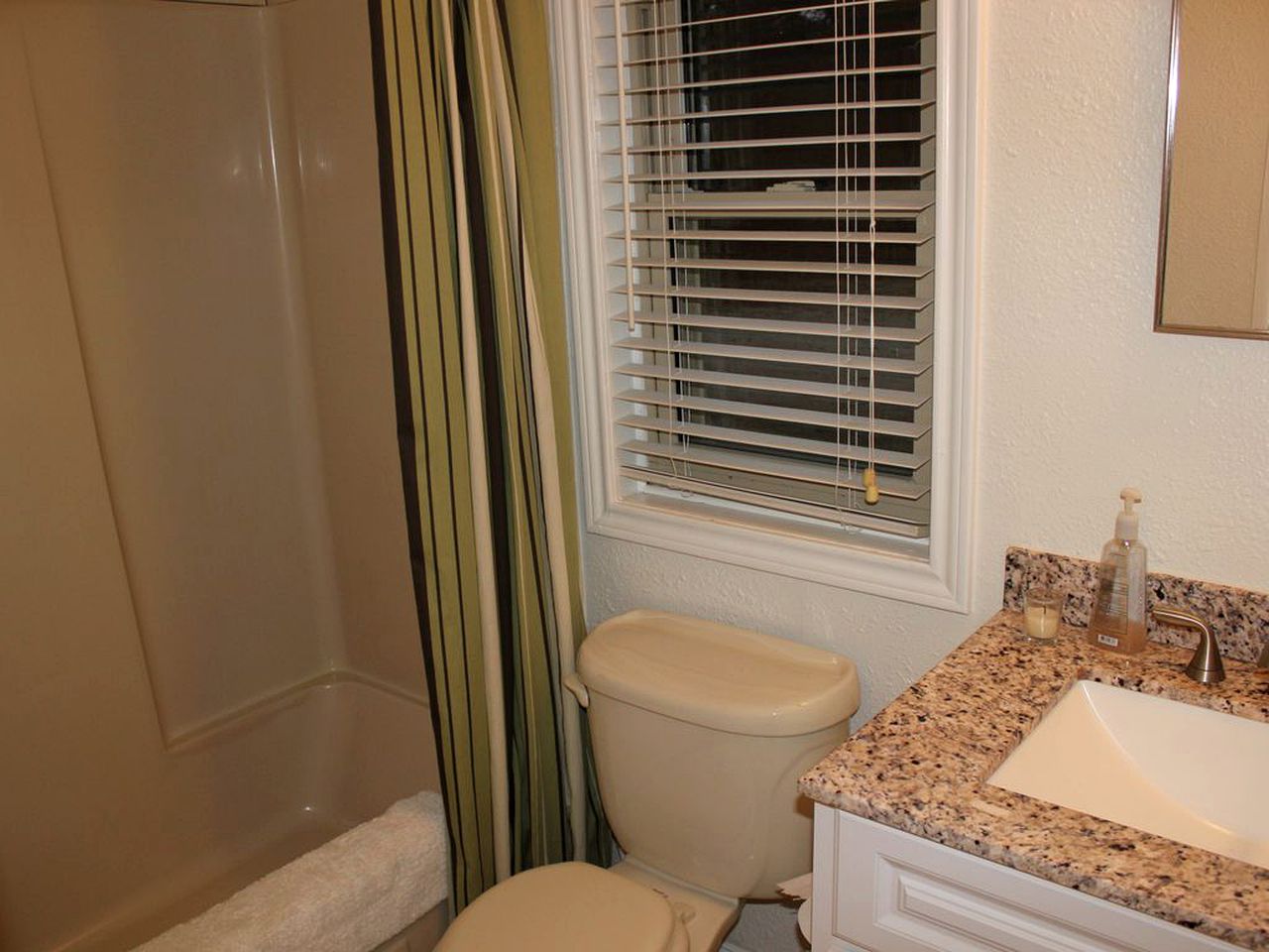 Charming Cabin Rental near Lake Texoma in Sadler, Texas