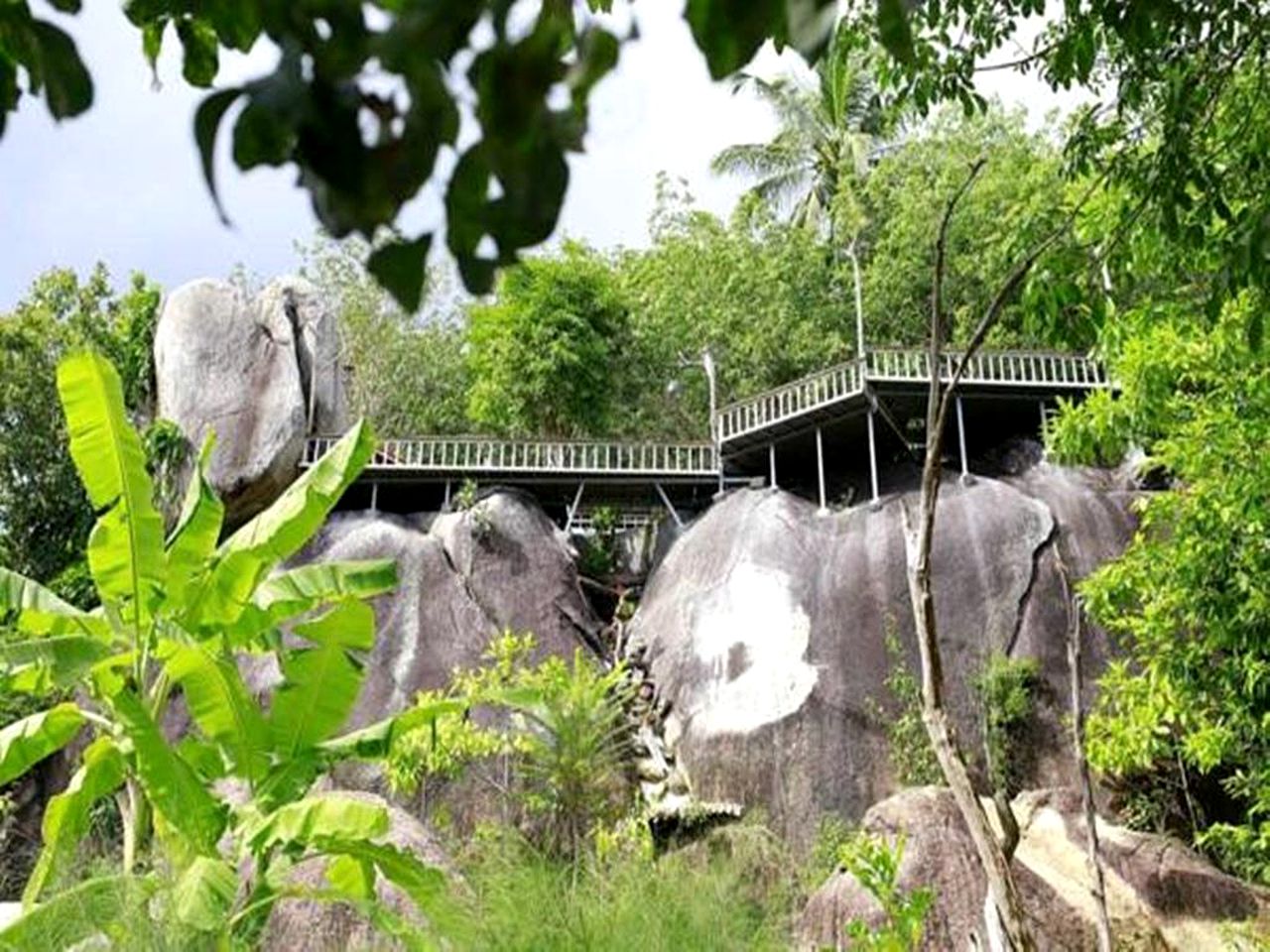 Cozy Cottage Rental with a Balcony Overlooking a Jungle near Than Sadet Beach, Thailand