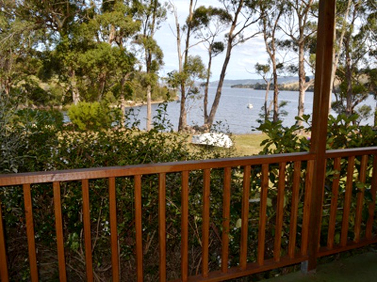 Holiday Cabin with Tranquil Waterfront in Cygnet, Tasmania