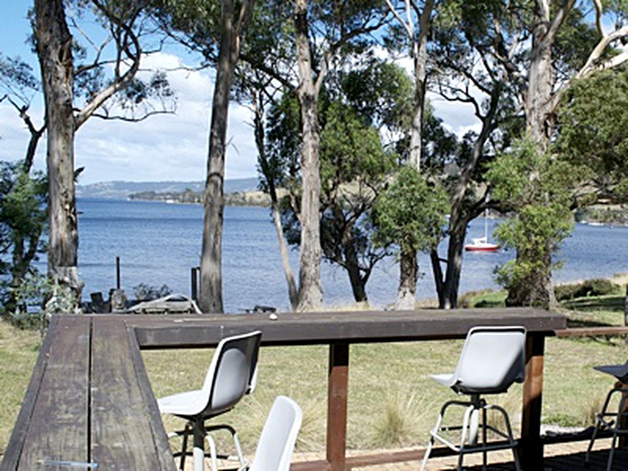 Quiet Cottage with Gorgeous Views by the Bay in Cygnet, Tasmania