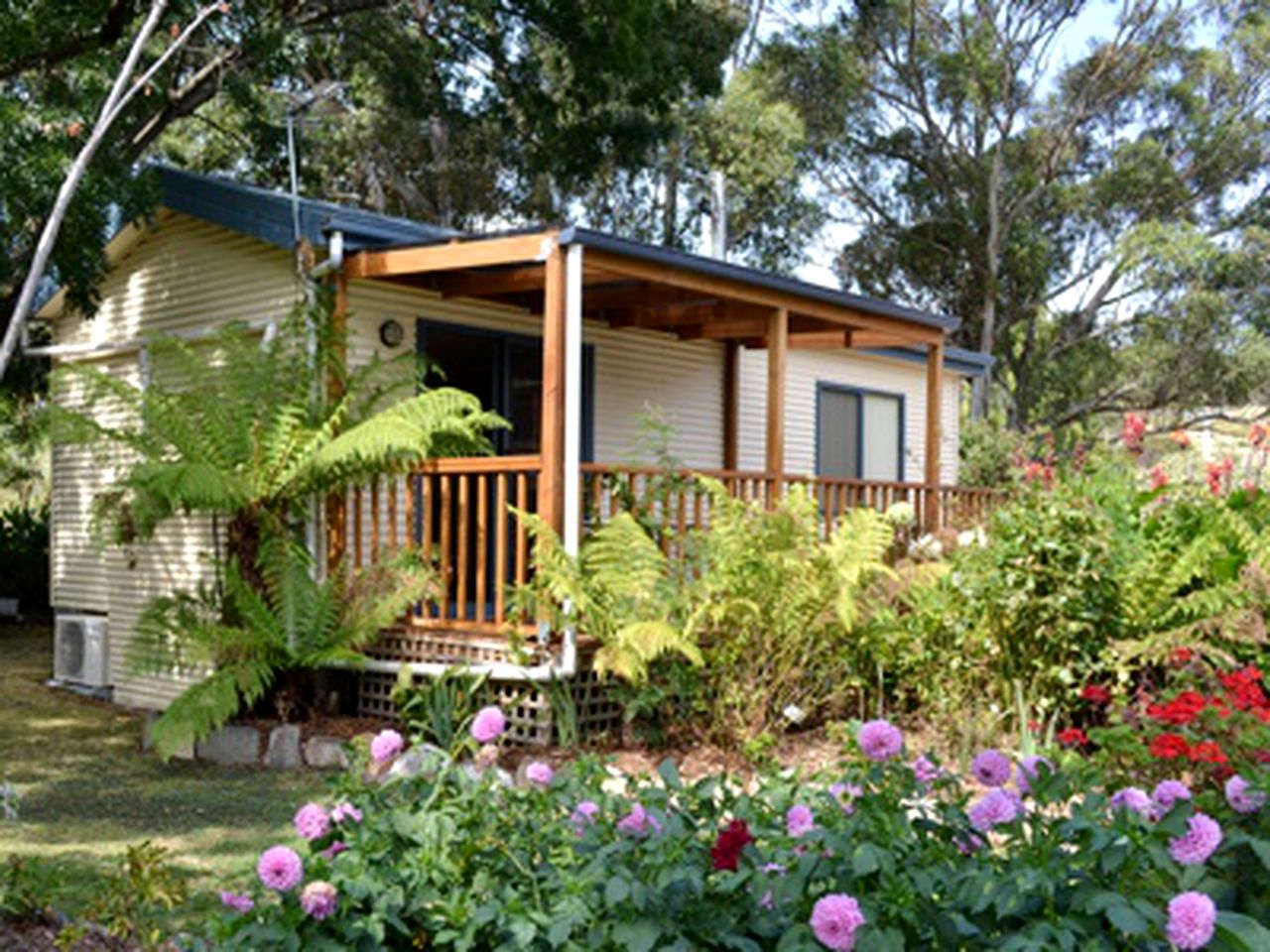 Spacious Cabin Rental with Lush Gardens in Southern Tasmania