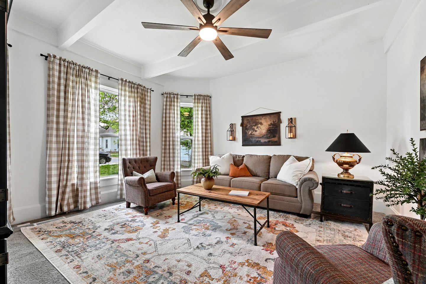 Cozy & Spacious Retreat with Fire Pit and Outdoor Lounge in Siloam Springs, Arkansas