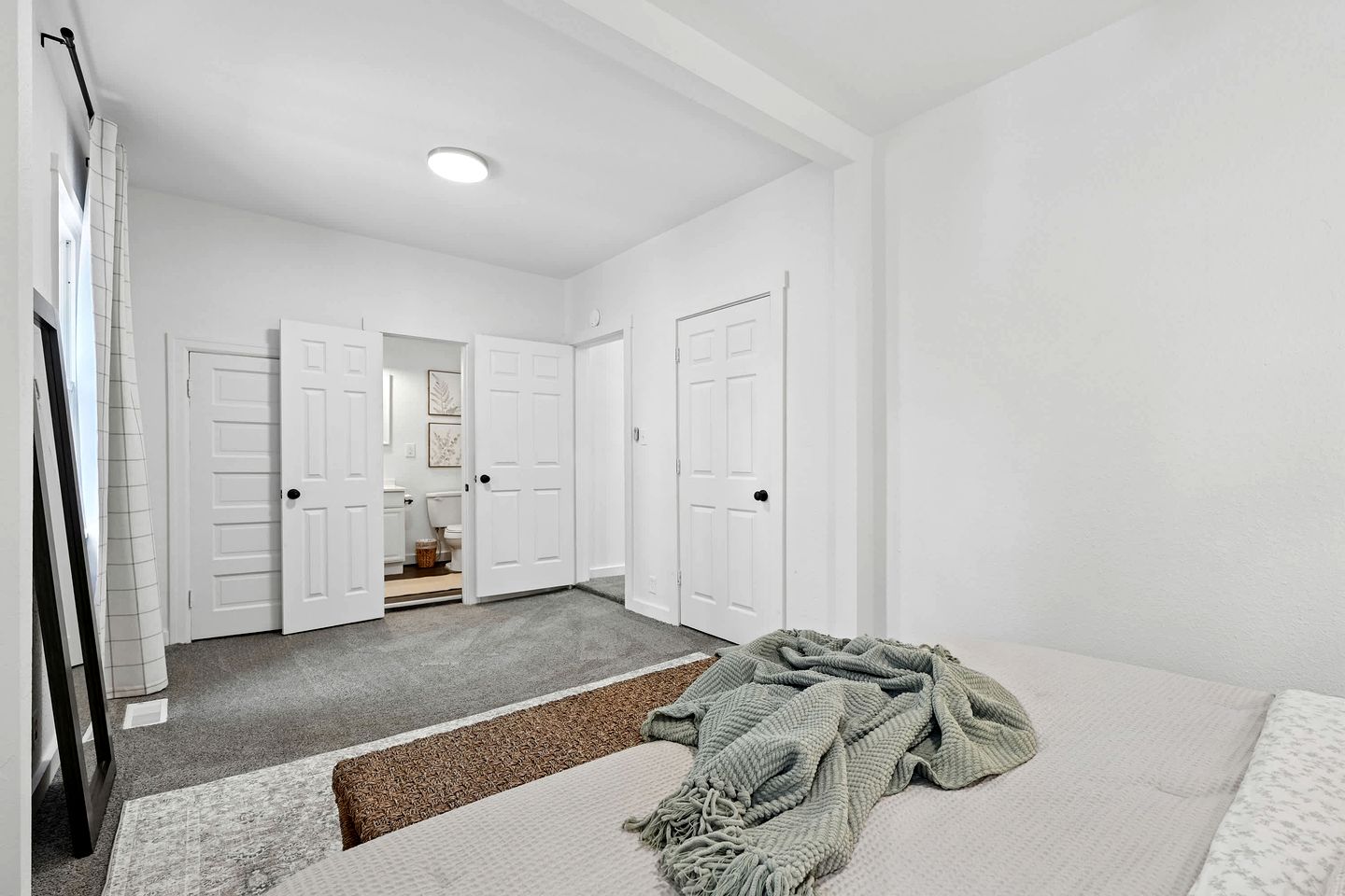 Cozy & Spacious Retreat with Fire Pit and Outdoor Lounge in Siloam Springs, Arkansas