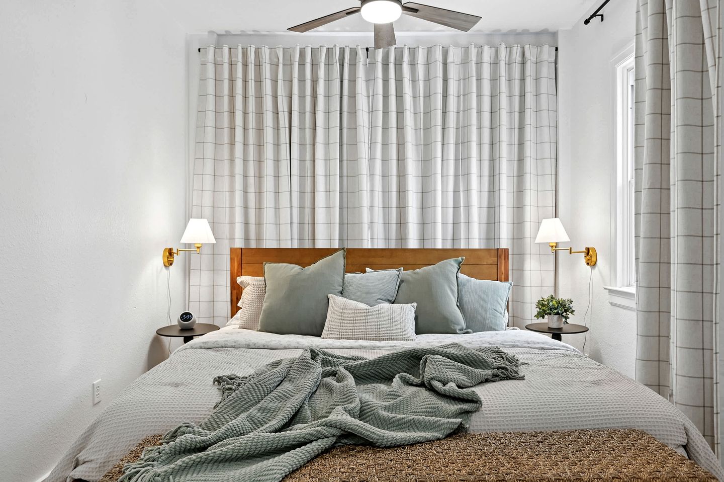 Cozy & Spacious Retreat with Fire Pit and Outdoor Lounge in Siloam Springs, Arkansas