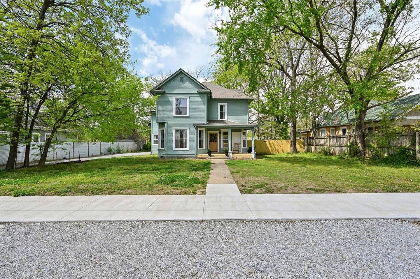 Cozy & Spacious Retreat with Fire Pit and Outdoor Lounge in Siloam Springs, Arkansas
