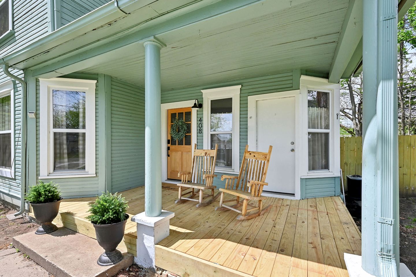 Cozy & Spacious Retreat with Fire Pit and Outdoor Lounge in Siloam Springs, Arkansas