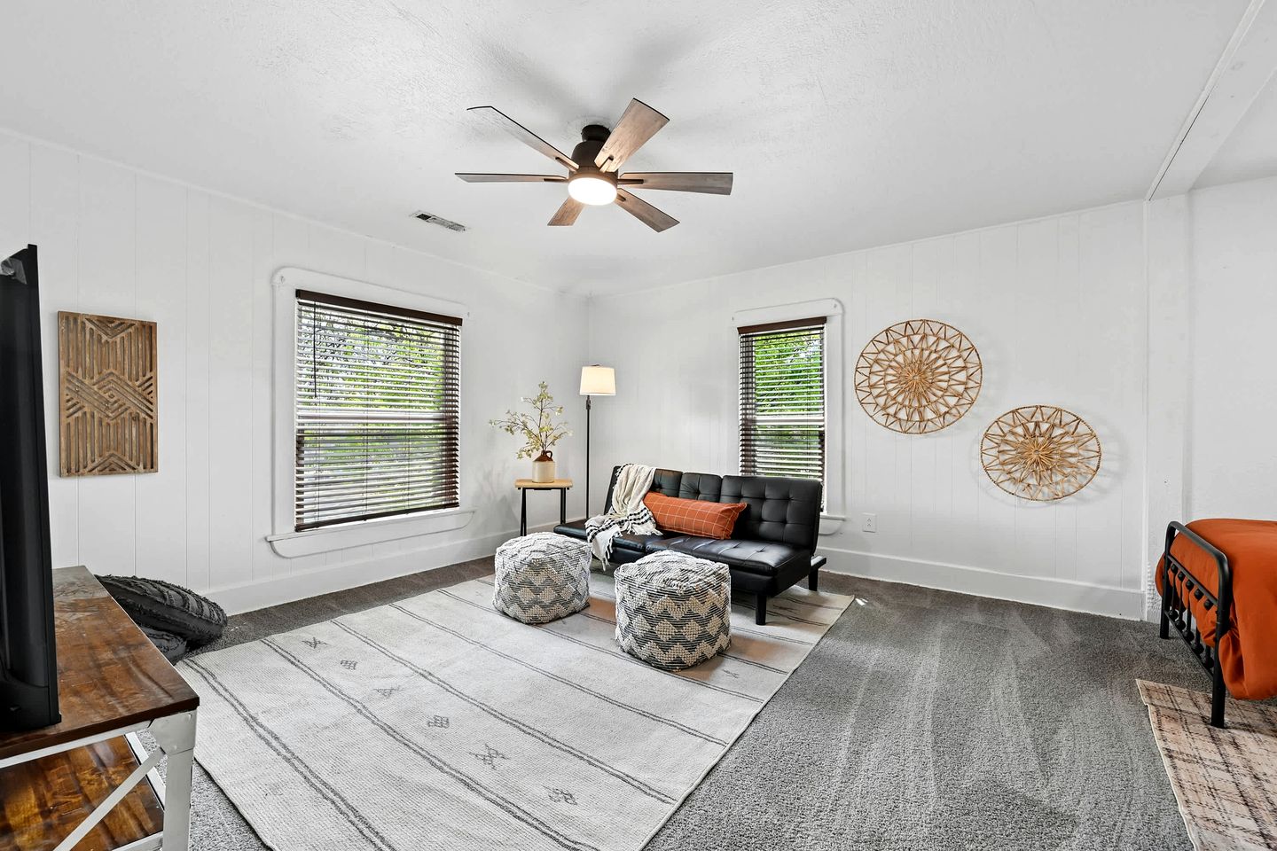 Cozy & Spacious Retreat with Fire Pit and Outdoor Lounge in Siloam Springs, Arkansas