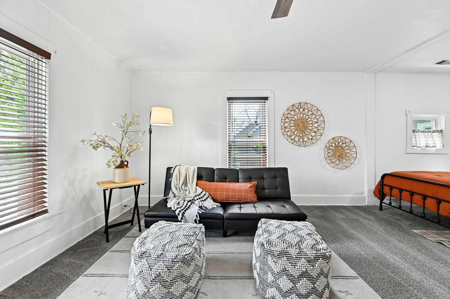Cozy & Spacious Retreat with Fire Pit and Outdoor Lounge in Siloam Springs, Arkansas