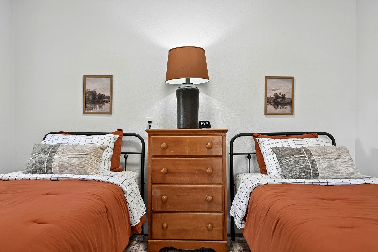 Cozy & Spacious Retreat with Fire Pit and Outdoor Lounge in Siloam Springs, Arkansas