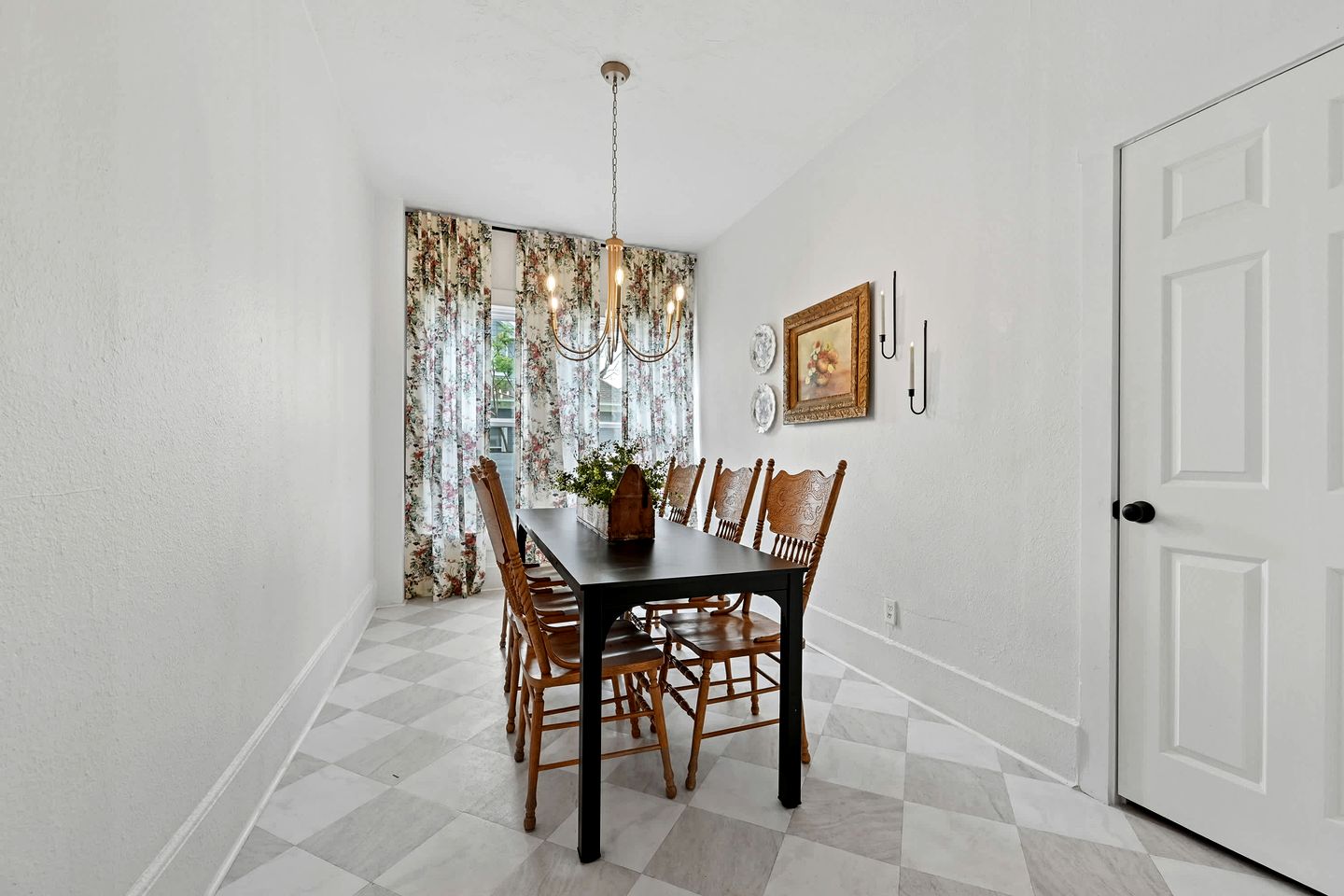 Cozy & Spacious Retreat with Fire Pit and Outdoor Lounge in Siloam Springs, Arkansas