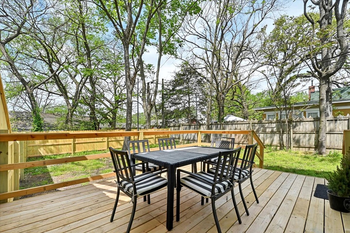 Cozy & Spacious Retreat with Fire Pit and Outdoor Lounge in Siloam Springs, Arkansas
