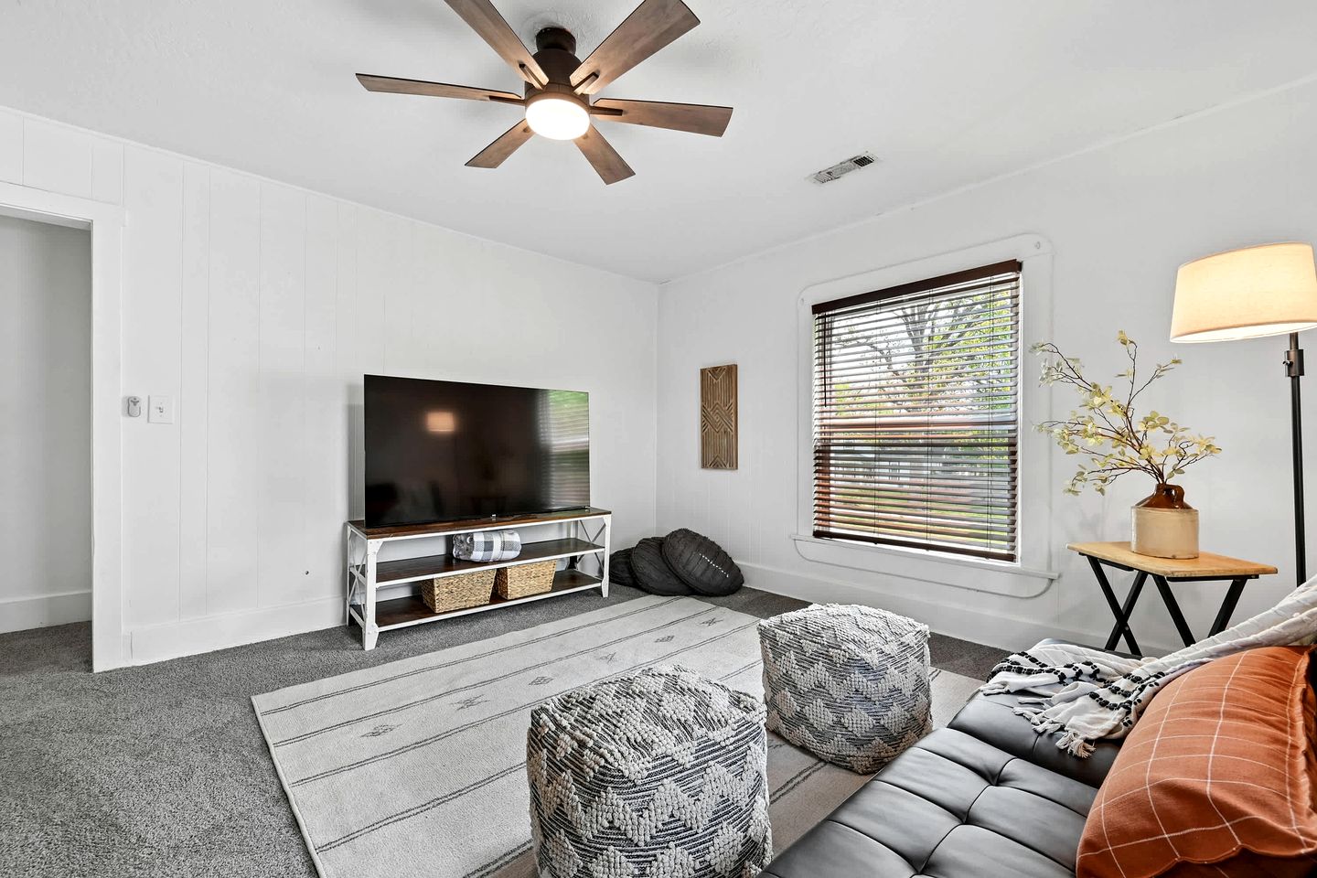 Cozy & Spacious Retreat with Fire Pit and Outdoor Lounge in Siloam Springs, Arkansas
