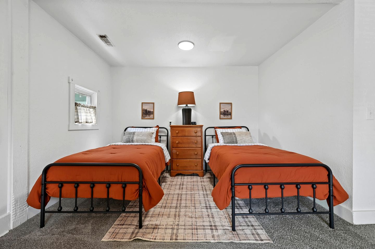 Cozy & Spacious Retreat with Fire Pit and Outdoor Lounge in Siloam Springs, Arkansas