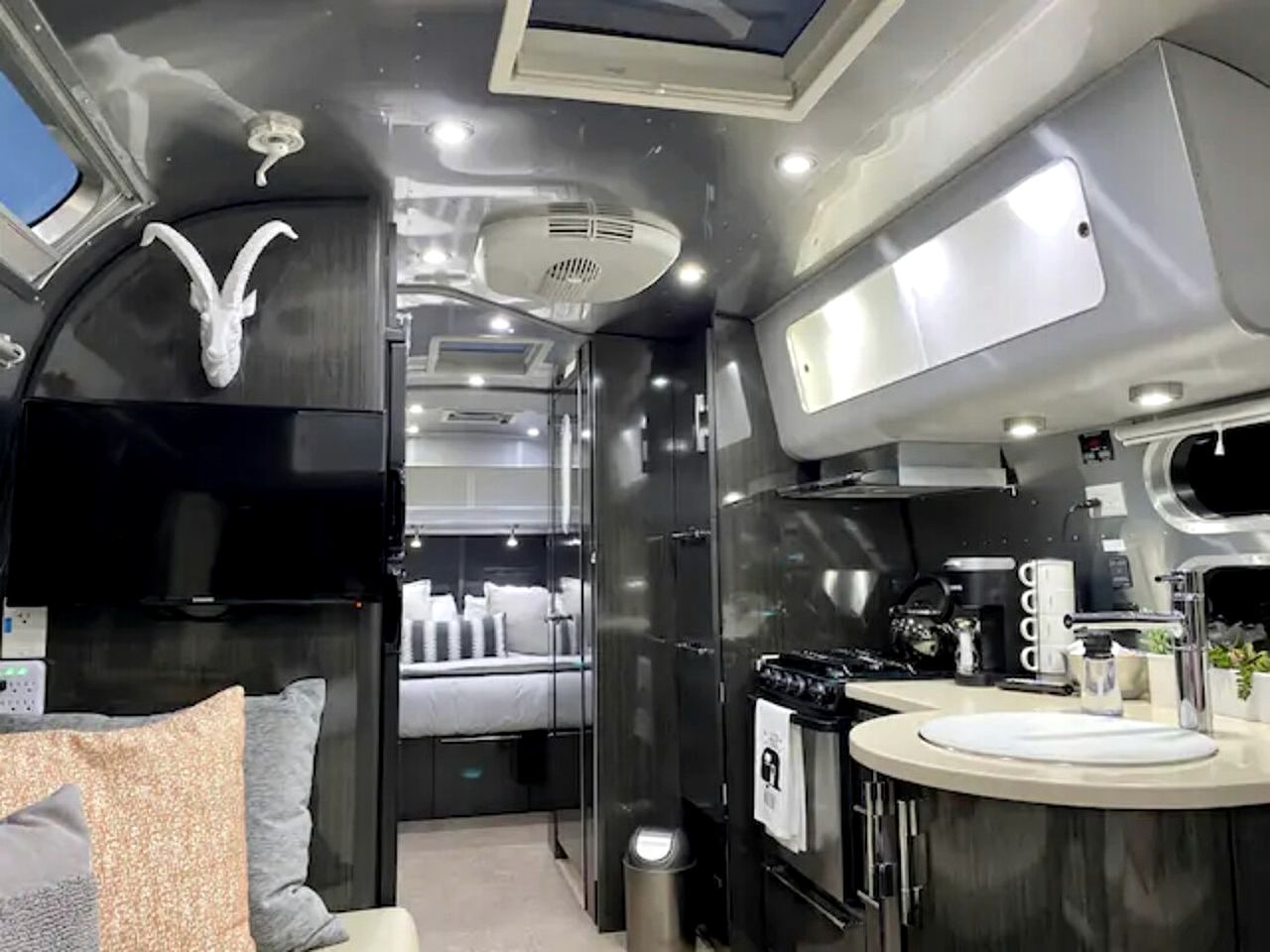 Fantastic Airstream with Fire Pit and Hot-tub in Orderville, Utah