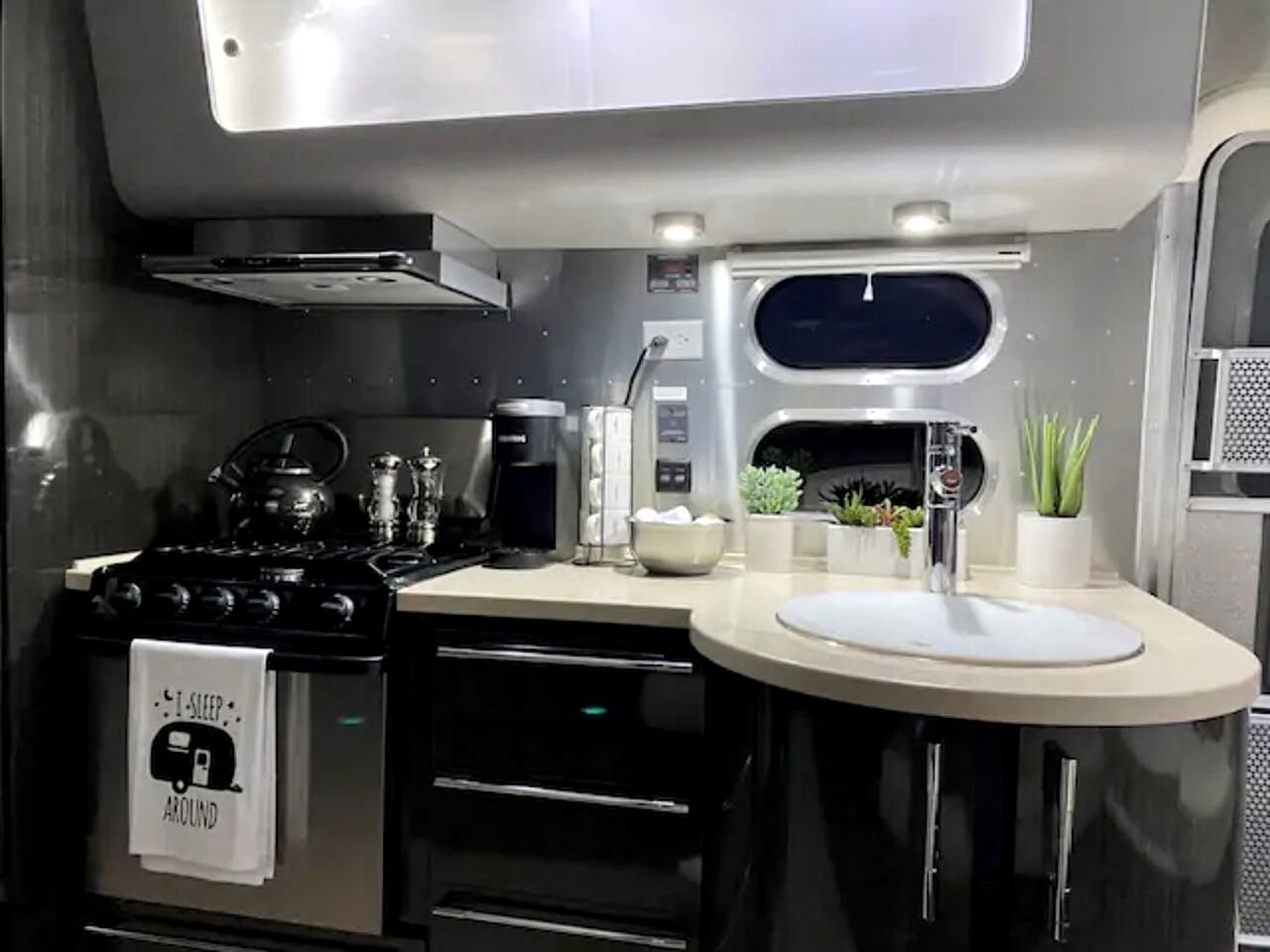 Fantastic Airstream with Fire Pit and Hot-tub in Orderville, Utah