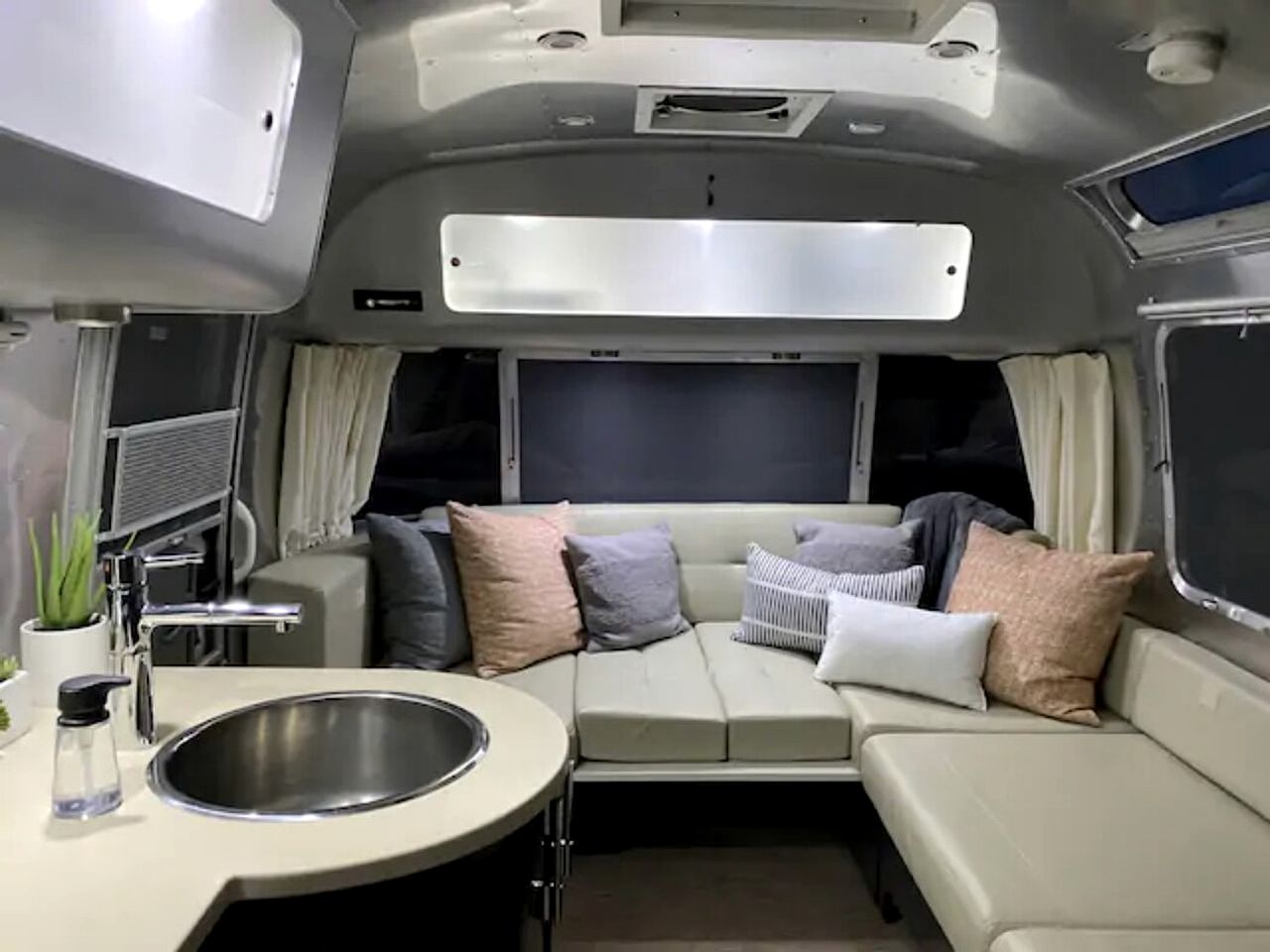 Fantastic Airstream with Fire Pit and Hot-tub in Orderville, Utah