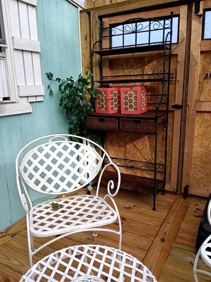 Sweet Tiny House Perfect for a Romantic Retreat in Alabama