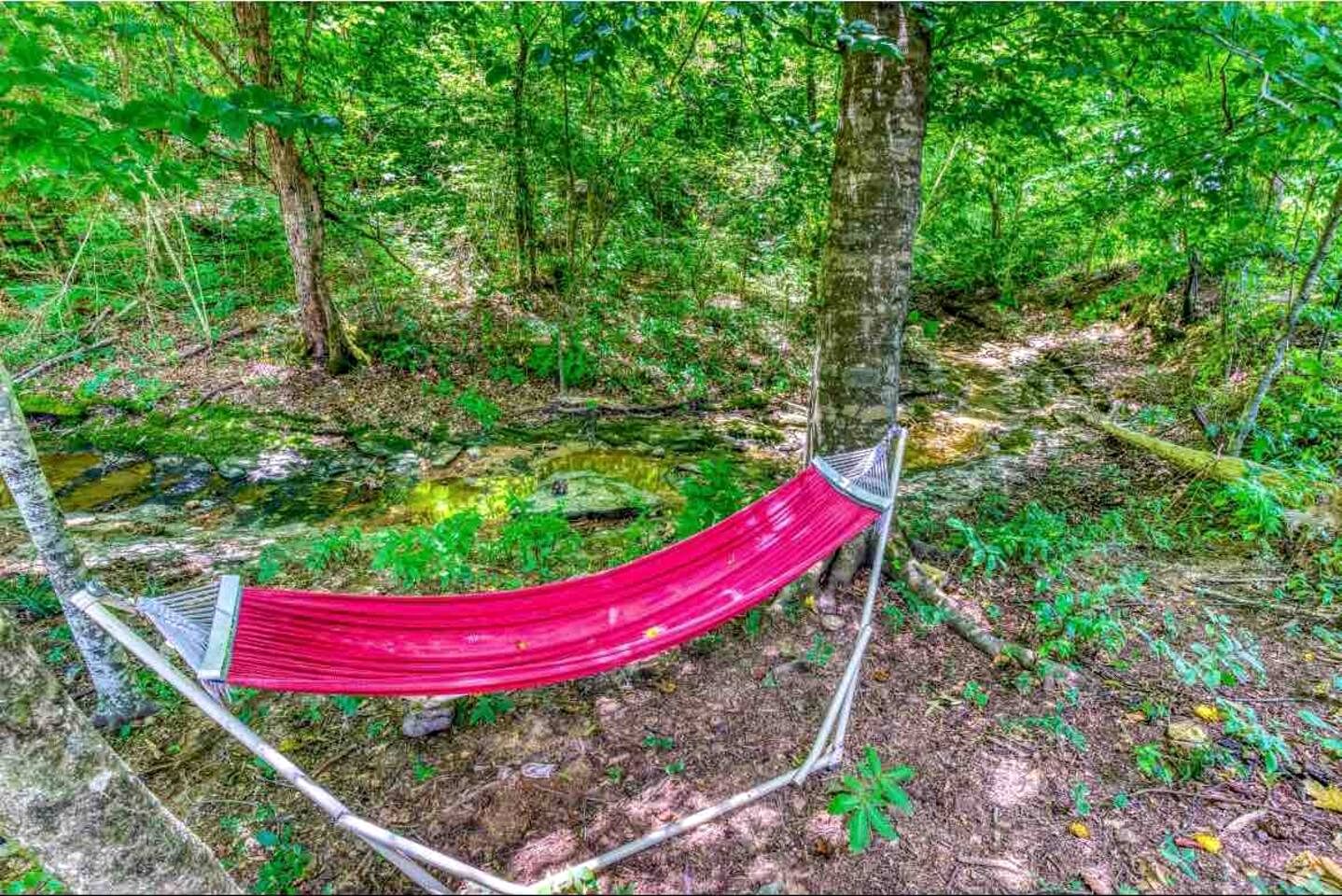 Picturesque Bell Tent with Fire Pit and Picnic Area in Alabama
