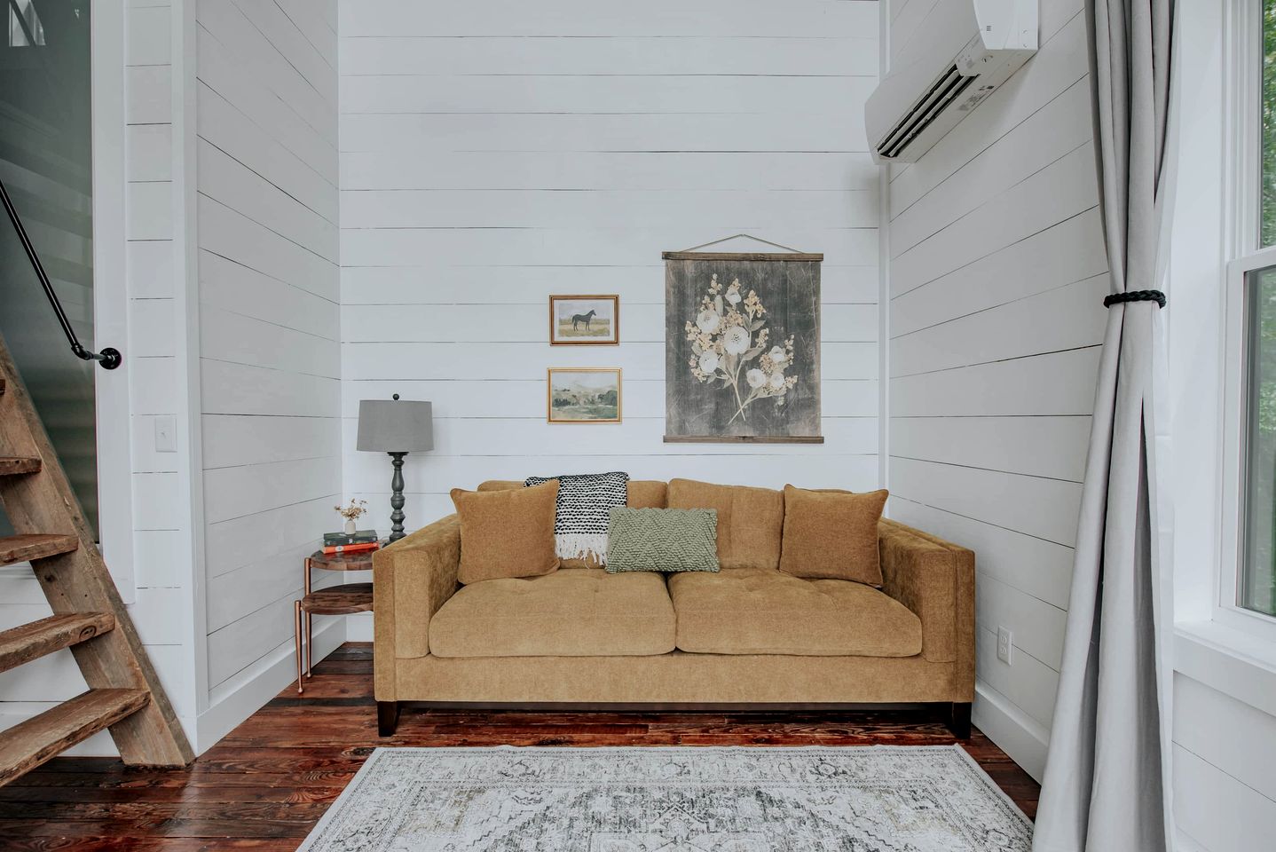 Luxurious Cabin with Jacuzzi and Breathtaking Views in Georgia