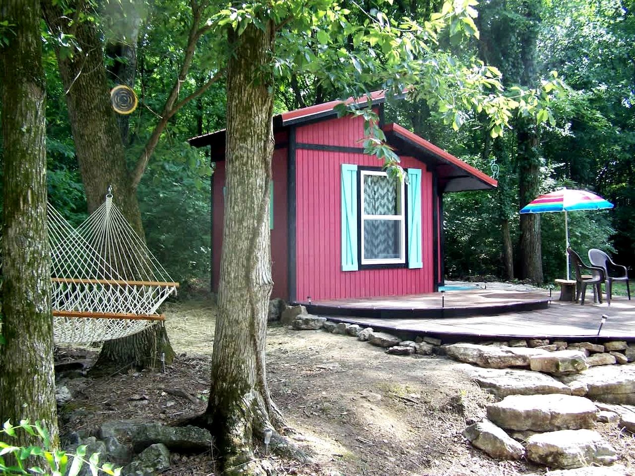 Cozy Backstage Tiny House Near Old Hickory Lake – Pet-Friendly, Private Deck, Breakfast Included