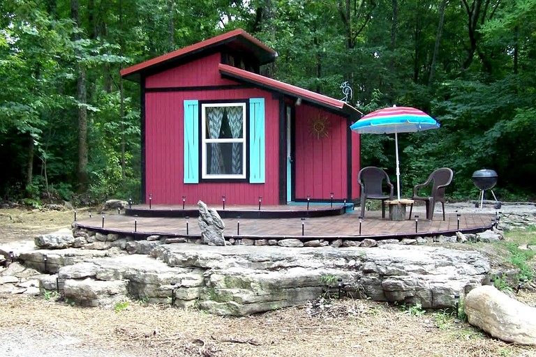 Cozy Backstage Tiny House Near Old Hickory Lake – Pet-Friendly, Private Deck, Breakfast Included
