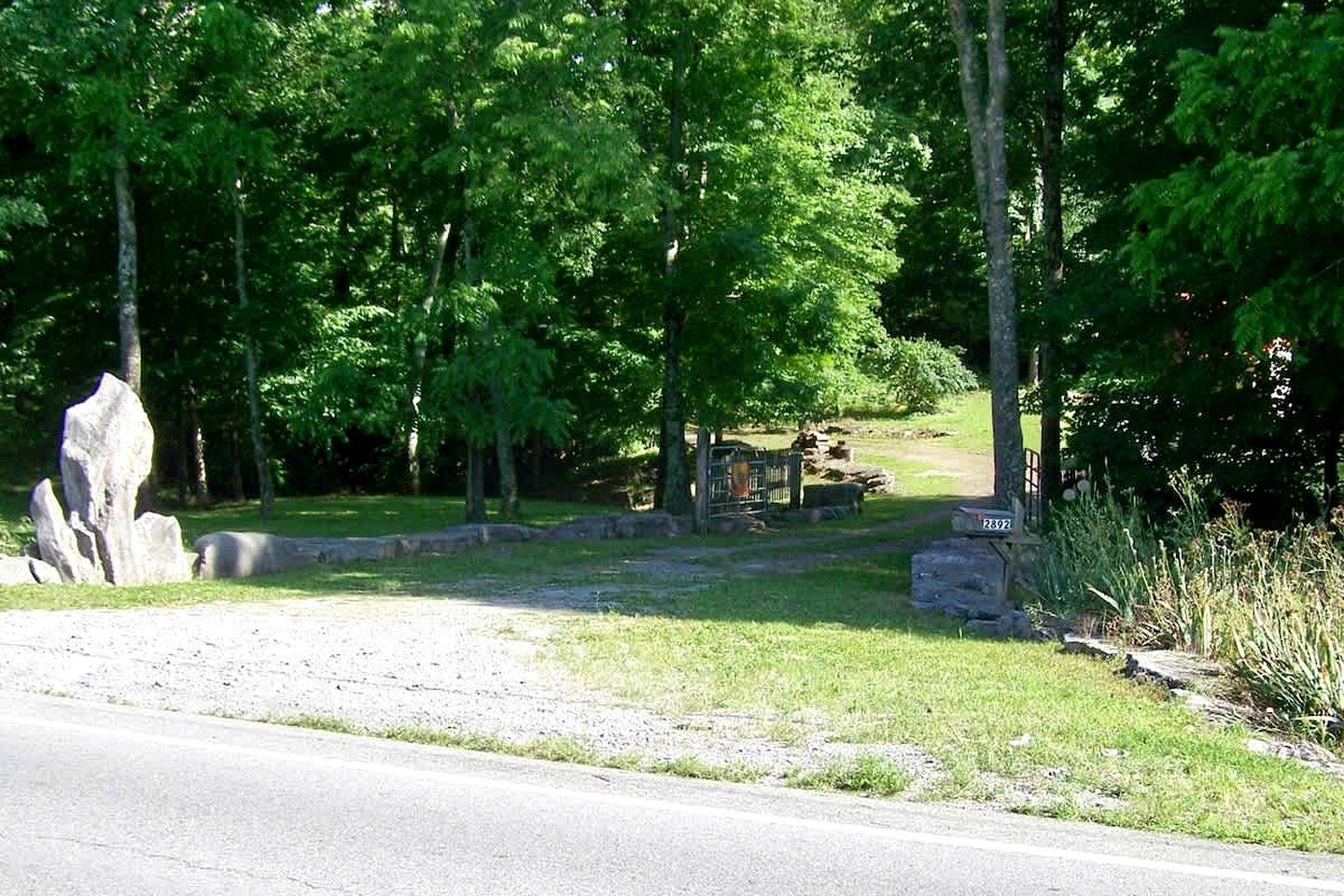 Cozy Backstage Tiny House Near Old Hickory Lake – Pet-Friendly, Private Deck, Breakfast Included