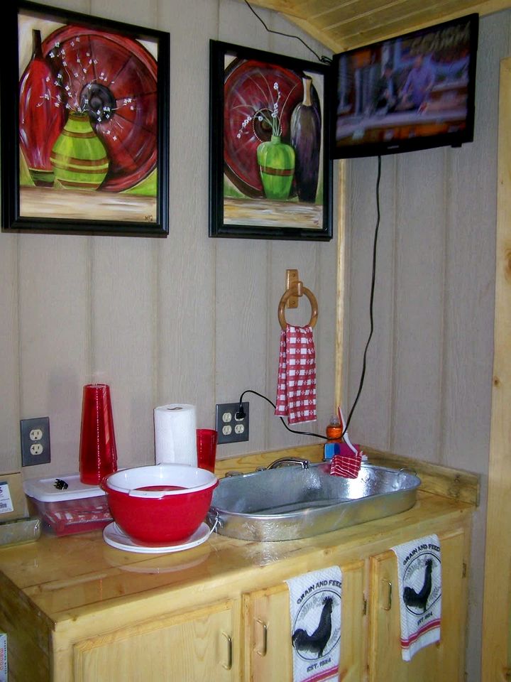 Cozy Backstage Tiny House Near Old Hickory Lake – Pet-Friendly, Private Deck, Breakfast Included