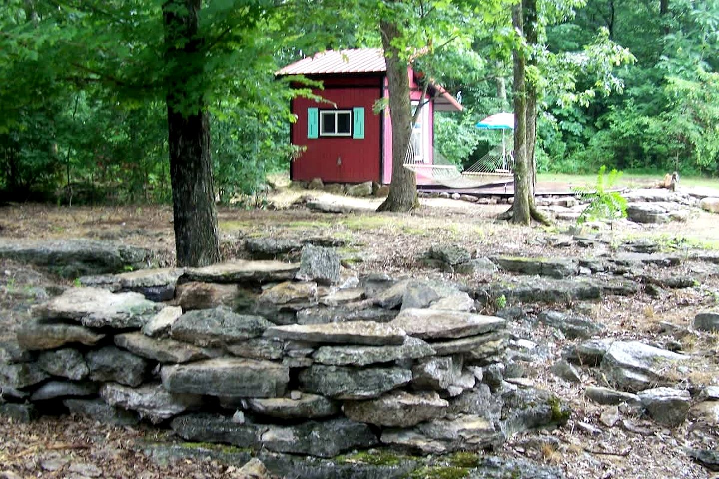 Cozy Backstage Tiny House Near Old Hickory Lake – Pet-Friendly, Private Deck, Breakfast Included