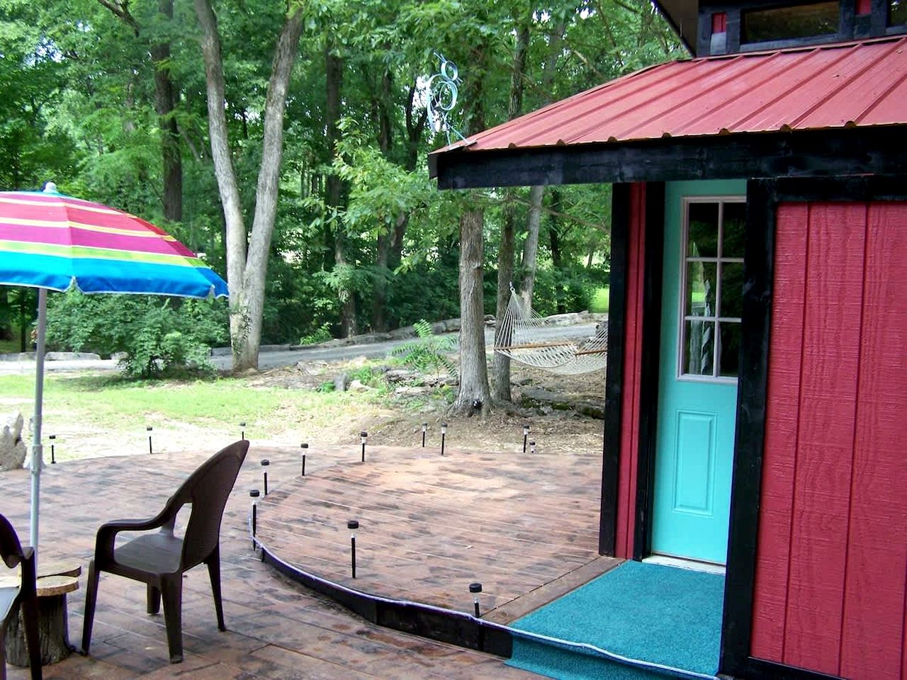 Cozy Backstage Tiny House Near Old Hickory Lake – Pet-Friendly, Private Deck, Breakfast Included