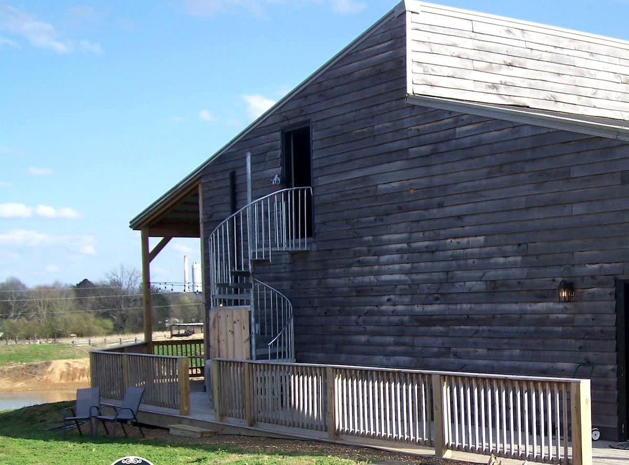 Cozy Loft Apartment Above Jay Bob's Kitchen w/ 2 Queen Beds & Breakfast Near Nashville