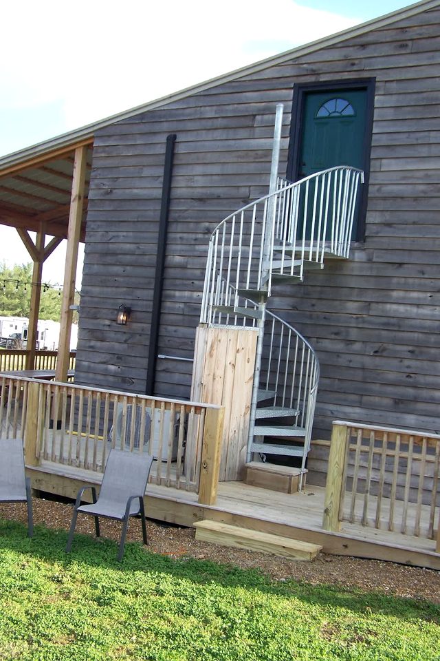 Cozy Loft Apartment Above Jay Bob's Kitchen w/ 2 Queen Beds & Breakfast Near Nashville