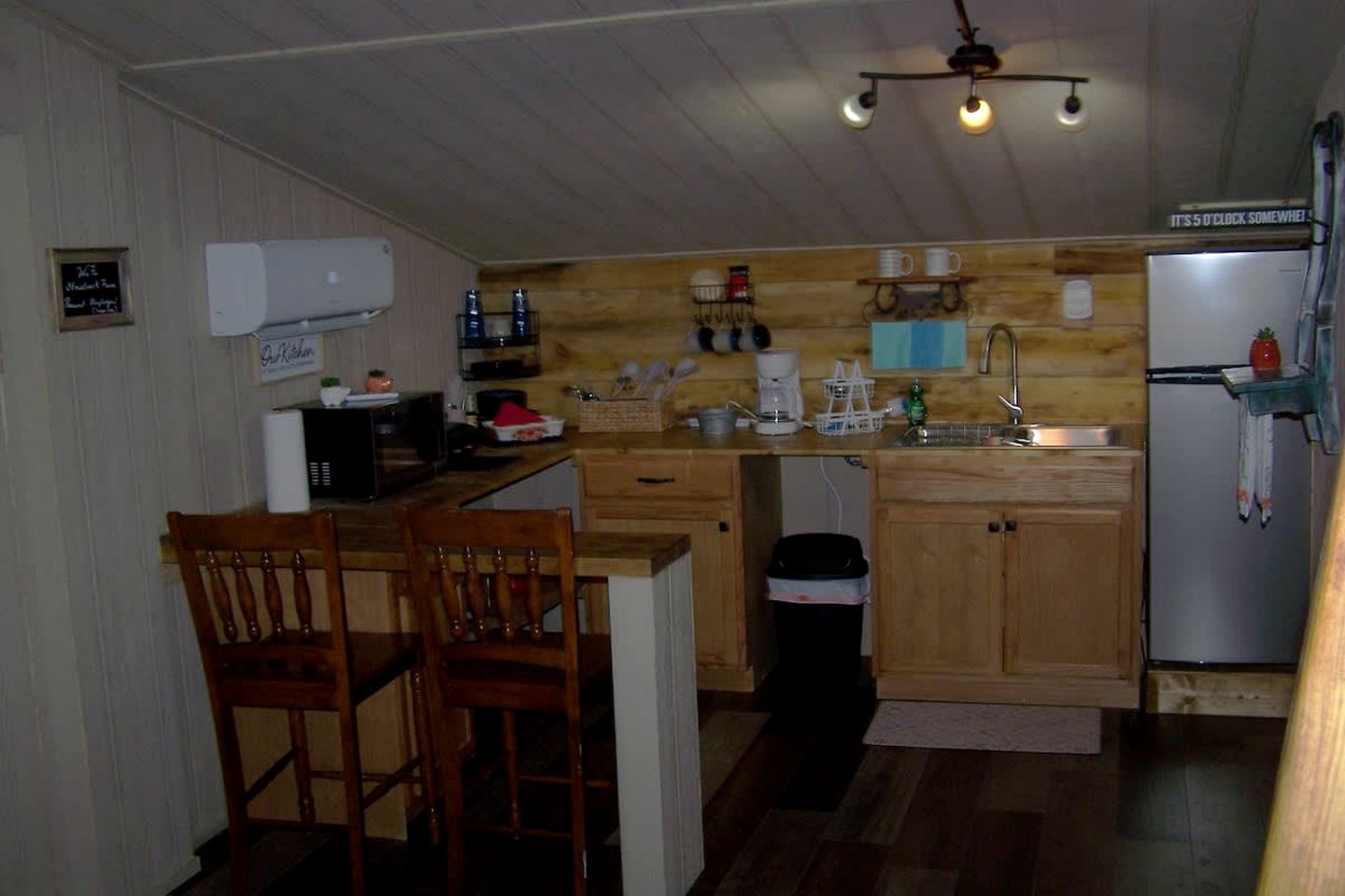 Cozy Loft Apartment Above Jay Bob's Kitchen w/ 2 Queen Beds & Breakfast Near Nashville