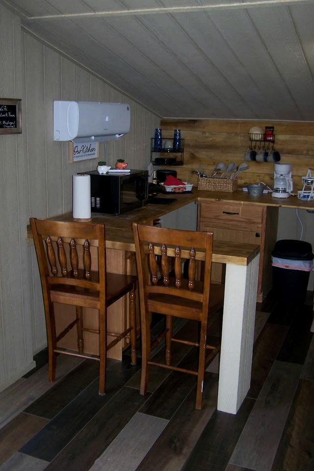 Cozy Loft Apartment Above Jay Bob's Kitchen w/ 2 Queen Beds & Breakfast Near Nashville