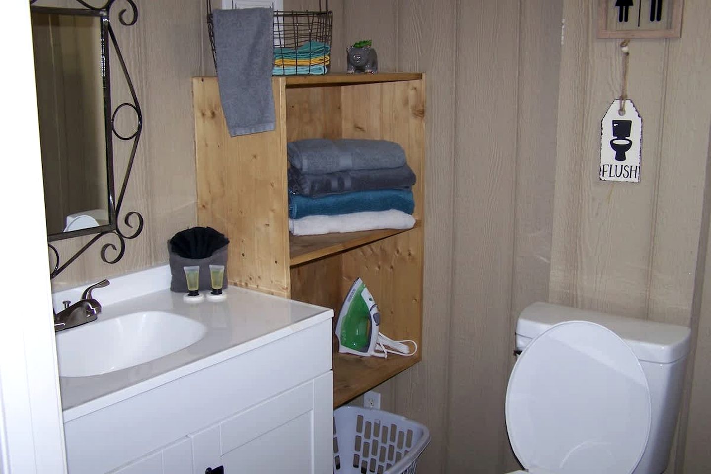 Cozy Loft Apartment Above Jay Bob's Kitchen w/ 2 Queen Beds & Breakfast Near Nashville