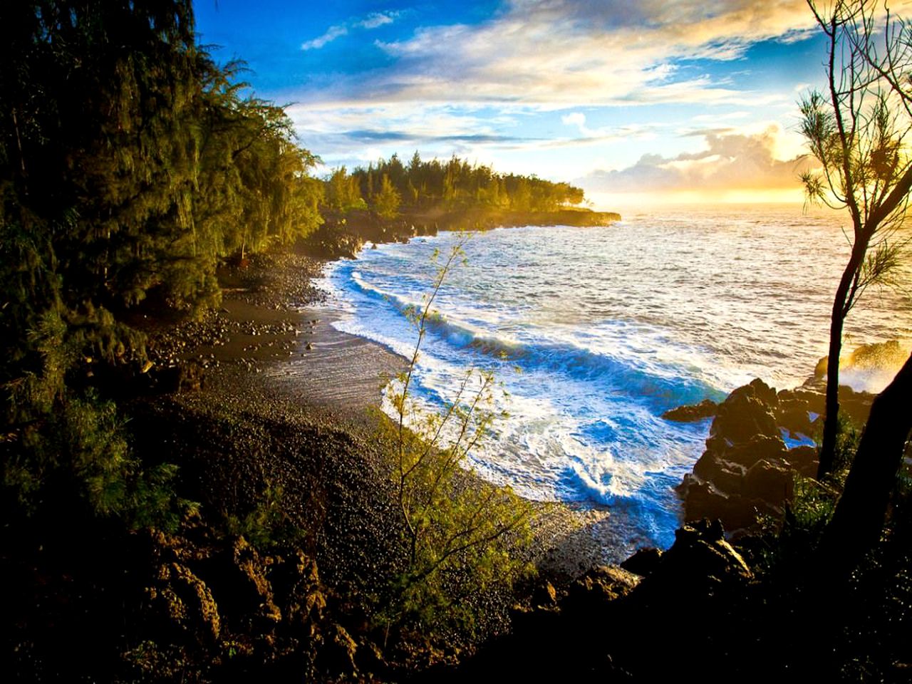 Romantic Oceanfront Accommodation with a Hot Tub in Pahoa, Hawaii